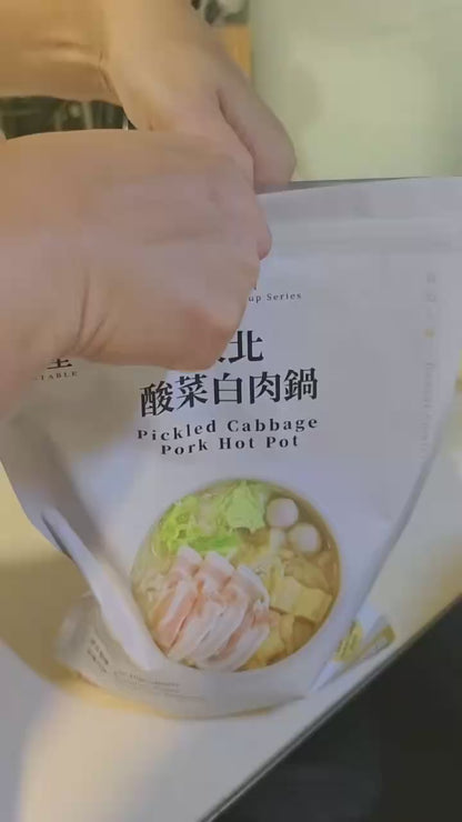 東北酸菜白肉鍋 PICKLED CABBAGE PORK HOT POT